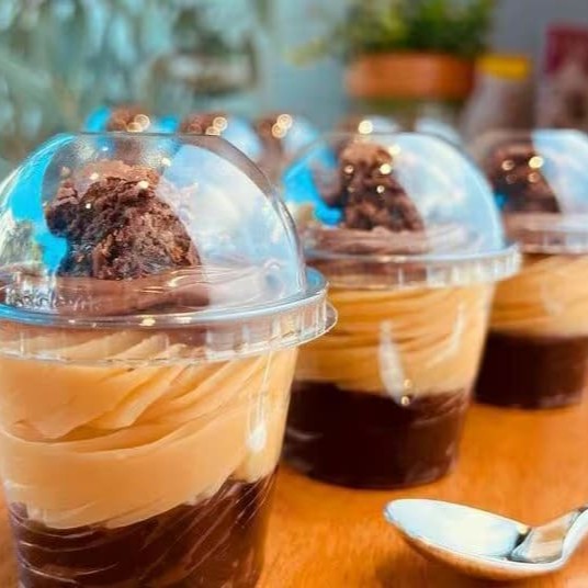 Embalagem 60ml. O trio dos sonhos em uma só colher! Brigadeiro de colher com brigadeiro branco, brigadeiro clássico e Nutella, uma explosão de sabores em cada colherada!