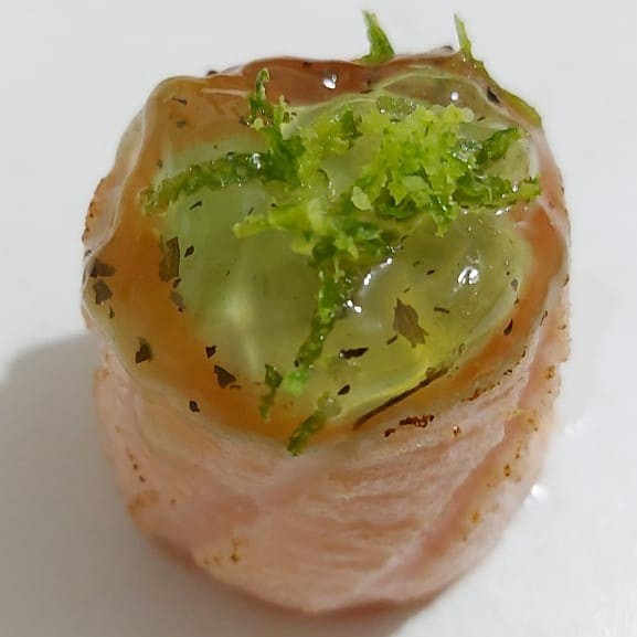 Jow salmão maçaricado com cream cheese, geleia de hortelã por cima