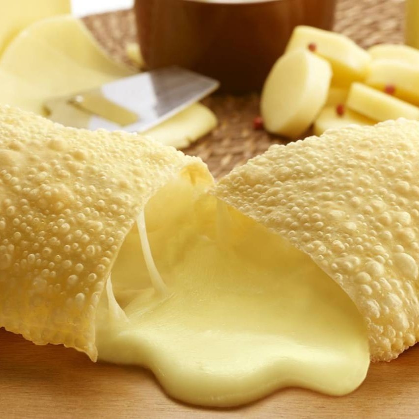 Experimente o pastel de chocolate branco, uma opção doce e cremosa que derrete na boca, proporcionando uma experiência única e indulgente.