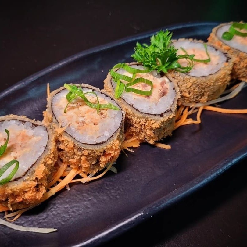 Arroz, pasta de skin com cream cheese, finalizado com cebolinha