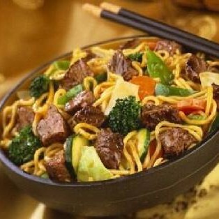 Espaguete instantâneo com repolho branco, roxo, cenoura, brócolis e molho da casa  Grande