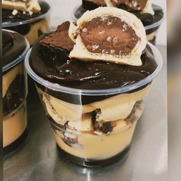 Copo Composto por Brigadeiro 50% + Brigadeiro de Leite Ninho Super Cremoso + Camadas de Brownie + Bombom Ouro Branco.