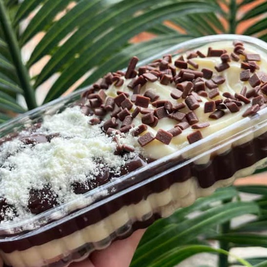 Um delicioso pavê composto por camadas de: creme de Ninho, creme de brigadeiro 50%, biscoito de maizena Piraquê e finalizado com granulado nobre Granule.