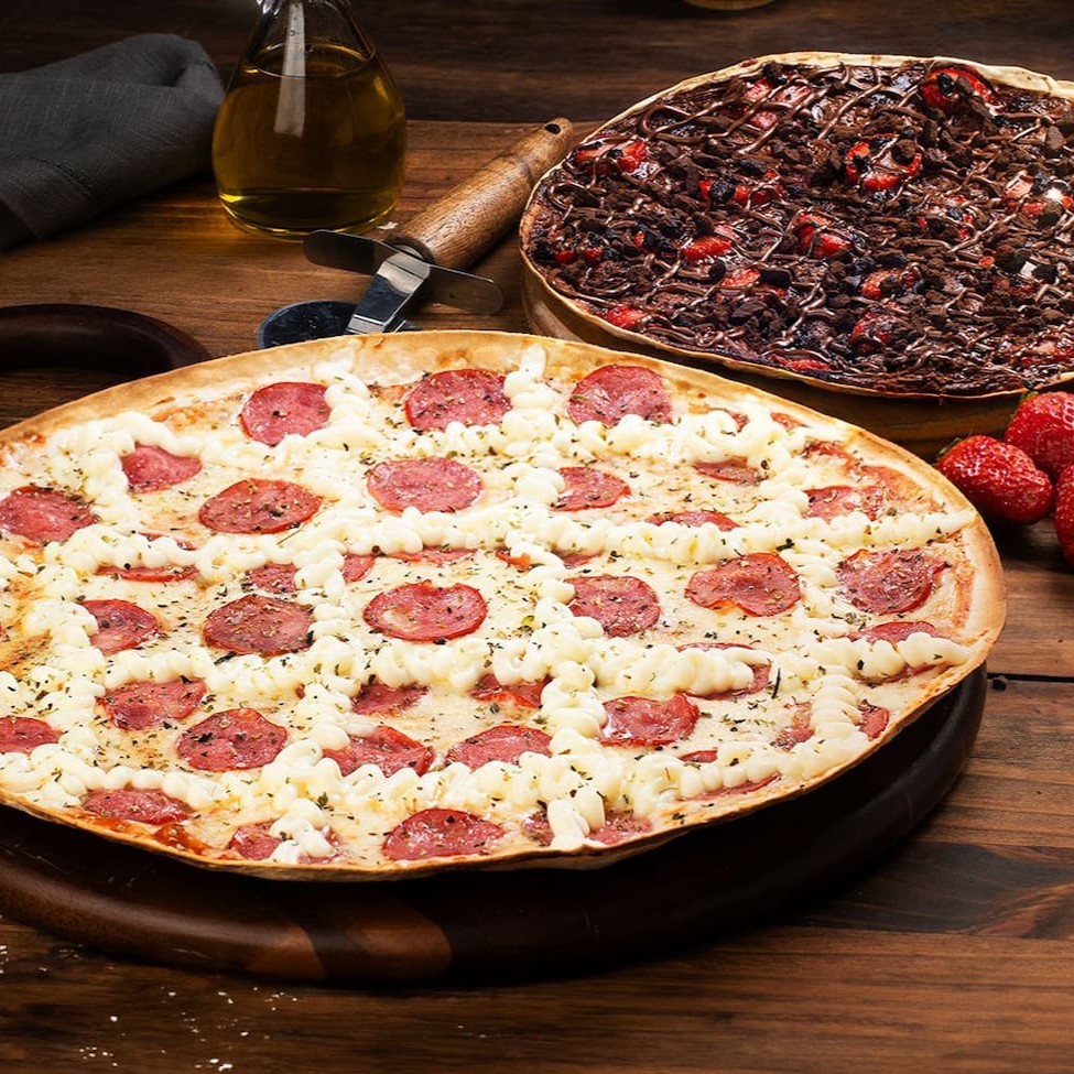 Escolha 1 Pizza Grande 35cm com 1 sabor e aproveite o desconto para levar 1 Pizza Doce Broto 25cm