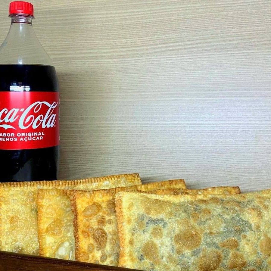 4 Pastéis salgados(20cm) + 1 Coca-Cola 1,5l por um preço especial!