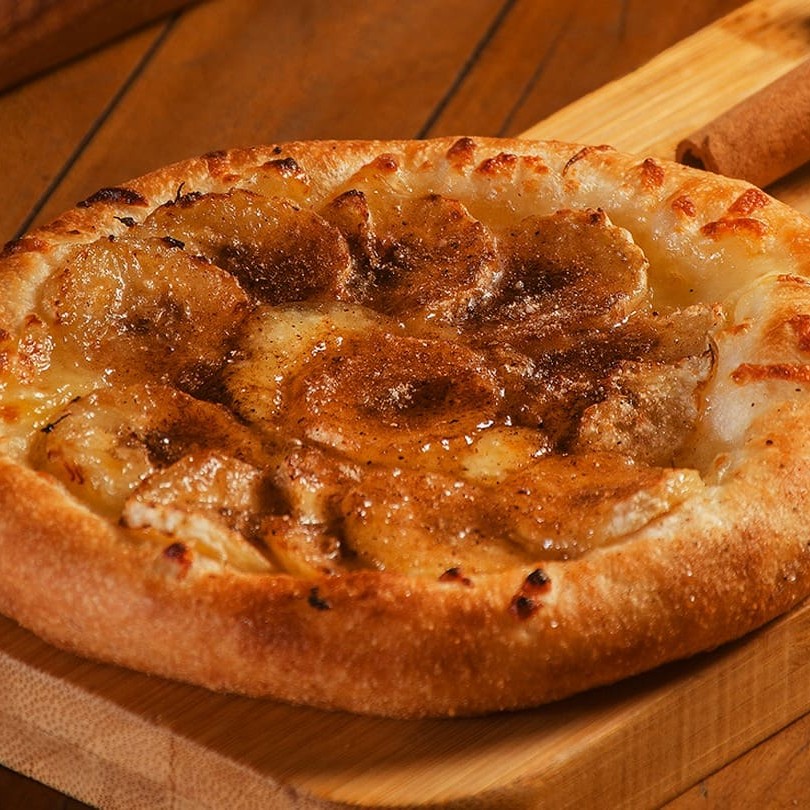 Mussarela, fatias de banana caramelizada