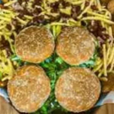 4 X-Burger duplo, anéis de cebola, batata frita c/ bacon em cubos, cheddar cremoso, nuggts, molhos especiais e refrigerante de 1,5l.