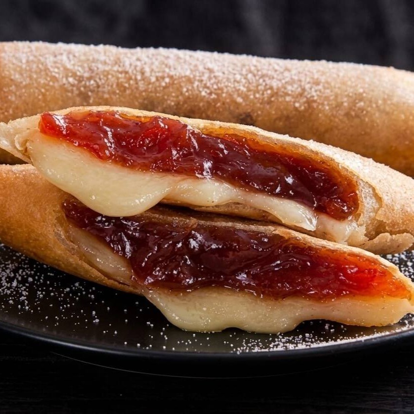 Massa crocante e frita de harumaki, recheado com goiabada e cream chesse