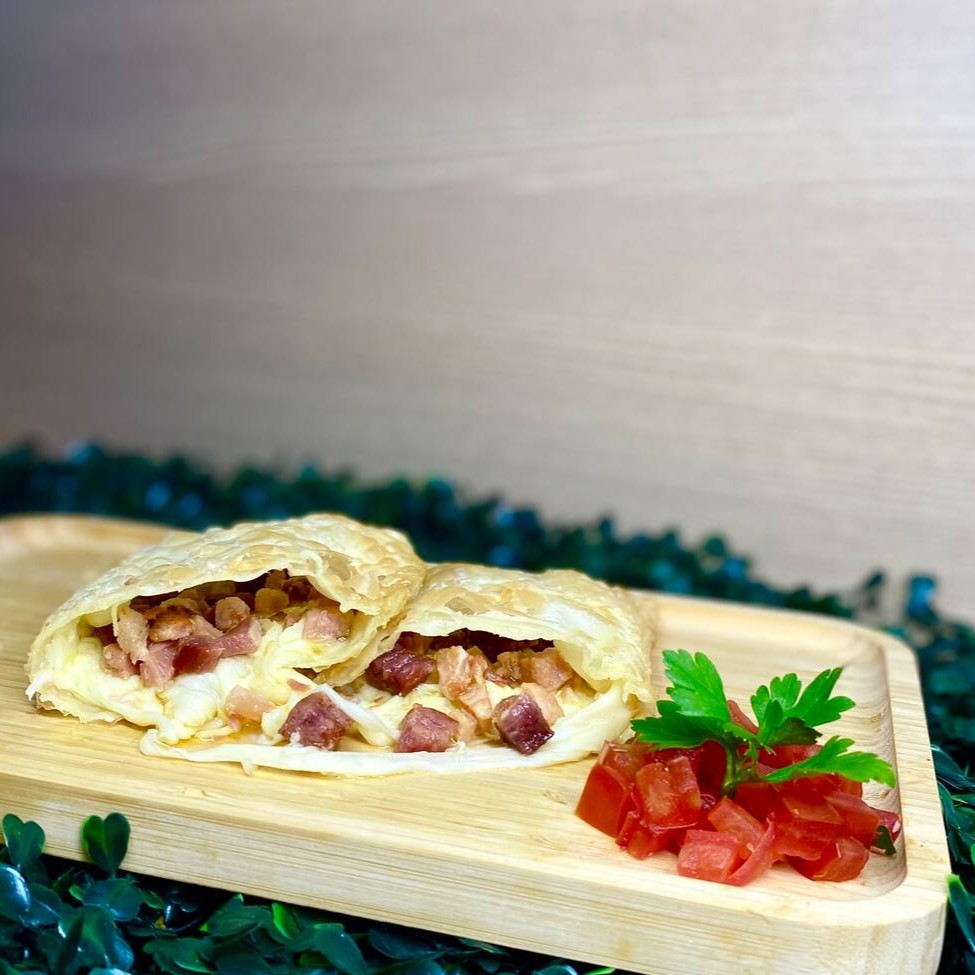 Equilíbrio perfeito entre a cremosidade da muçarela derretida e o sabor marcante do bacon crocante, tudo em uma deliciosa massa dourada e sequinha, com 20cm de puro sabor. Podendo turbinar com o complemento da sua preferência.