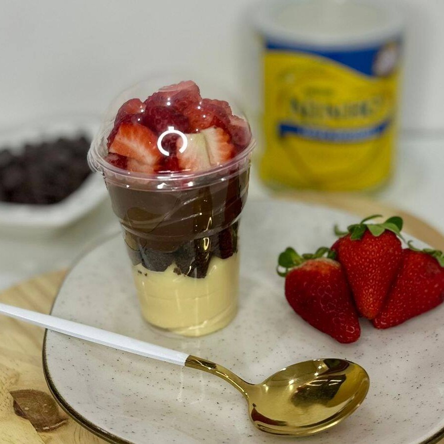 Brigadeiro cremoso de Ninho, pedaços macios de brownie e brigadeiro cremoso de chocolate, finalizado com morangos frescos que deixam a sobremesa ainda mais irresistível.