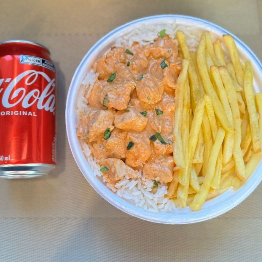 Marmita com delicioso filé de frango ao molho estrogonofe acompanhado de arroz branco e batatas fritas.. Acompanha refrigerante lata Coca Cola 350ml bem gelada. Marmita indicada para 01 pessoa.