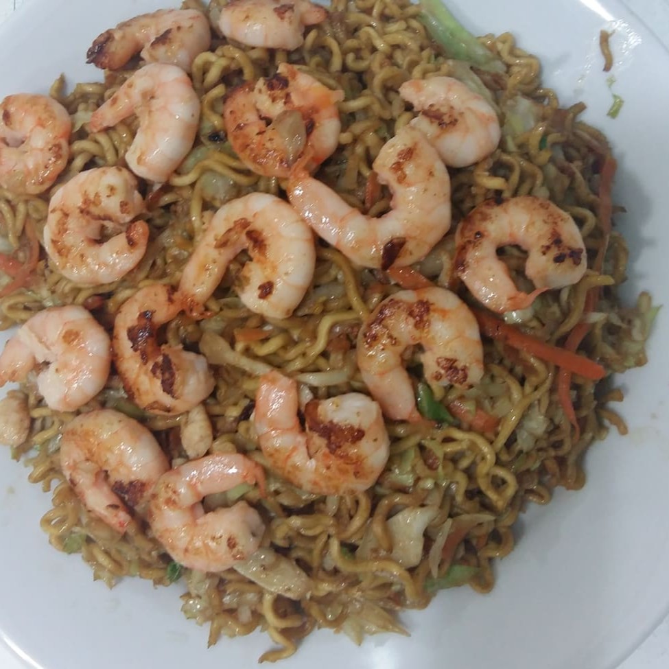 Repolho cenoura, molho especial e camarão