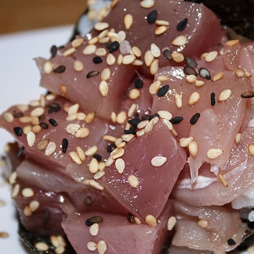 Cone de alga, arroz e atum.