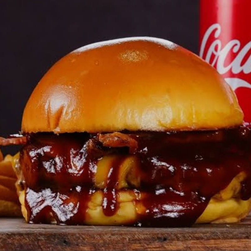 Composto por Pao macio  , carne suculenta , queijo derretido ,bacon em cubos e molho barbecue+batata p com cheddar + guarana ou coca lata