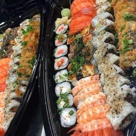 5 sushi salmão, 5 sashimi salmão, 5 sushi camarão, 5 sushi skin, 4 hossomaki camarão, 4 hossomaki salmão, 4 uramaki filadélfia, 4 uramaki skin, 4 uramaki califórnia e 12 hot filadélfia