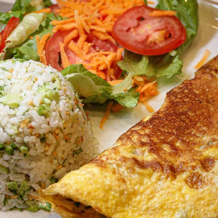 Ovos, tomate, cebola, cebolinha, arroz com brócolis e salada da casa