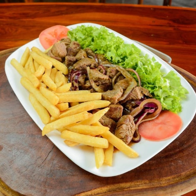 Este prato vem acompanhado de um arroz soltinho e bem temperado, feijão, uma farofa crocante para equilibrar os sabores e uma salada verde fresca e crocante. Tudo isso compõe um prato com um excelente custo-benefício, que combina ingredientes de qualidade com um preço acessível. Ideal para quem busca uma refeição saborosa e econômica.