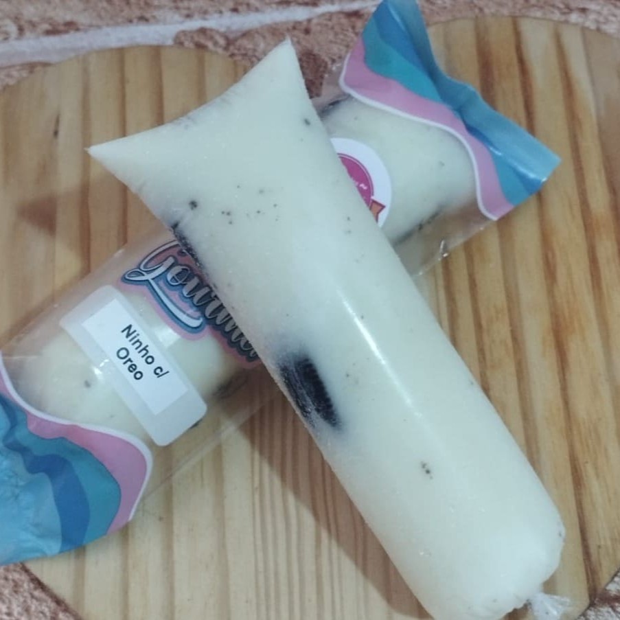 Sinta a irresistível cremosidade e o sabor intenso do nosso sorvete elaborado com o mais refinado leite em pó disponível no mercado, proporcionando uma experiência gastronômica inigualável. Este encantador 'Ninho com Oreo' da nossa linha 'Sacolé Gourmet Premium'  é generosamente recheado com o autêntico e crocante biscoito Oreo, criando uma combinação perfeitamente harmoniosa e deliciosamente tentadora. Uma verdadeira obra de arte gourmet.