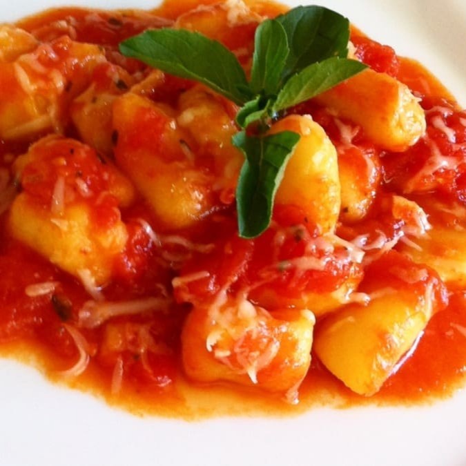 O 'Gnocchi (Nhoque) ao Molho de Itália' é uma experiência gastronômica ímpar. Com 400g, este prato se destaca pela riqueza de sabores, trazendo um autêntico Molho Sugo como base, generosamente coberto por queijo parmesão derretido e salpicado com ervas especiais italianas. As porções são disponíveis nos tamanhos 400g, 500g e 800g, perfeitas para satisfazer todos os apetites. Delicie-se com esta autêntica receita italiana em sua versão mais tradicional e saborosa!