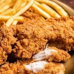 Prato composto por arroz ou macarrão ,feijão  - tirinhas de frango empanado e batata frita  embalagem 750ml