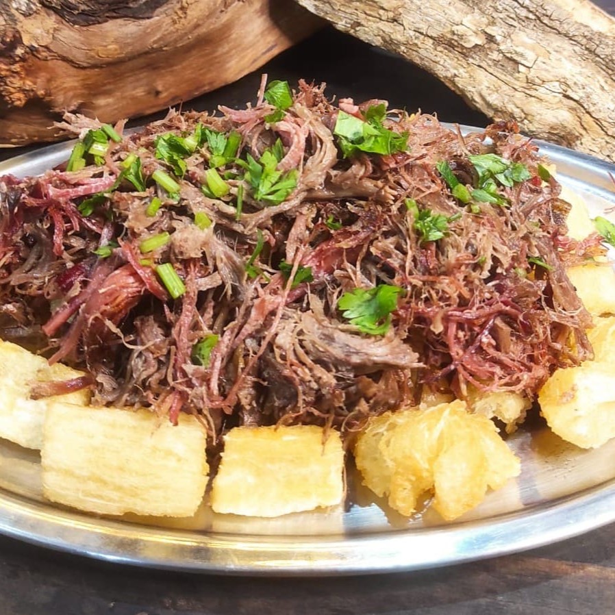 Aipim frito (500g) + Beef rib -Costela bovina desfiada, , defumada no dry rub por 8 hs.   *Todas as porções tem direito a 1 molho da casa.