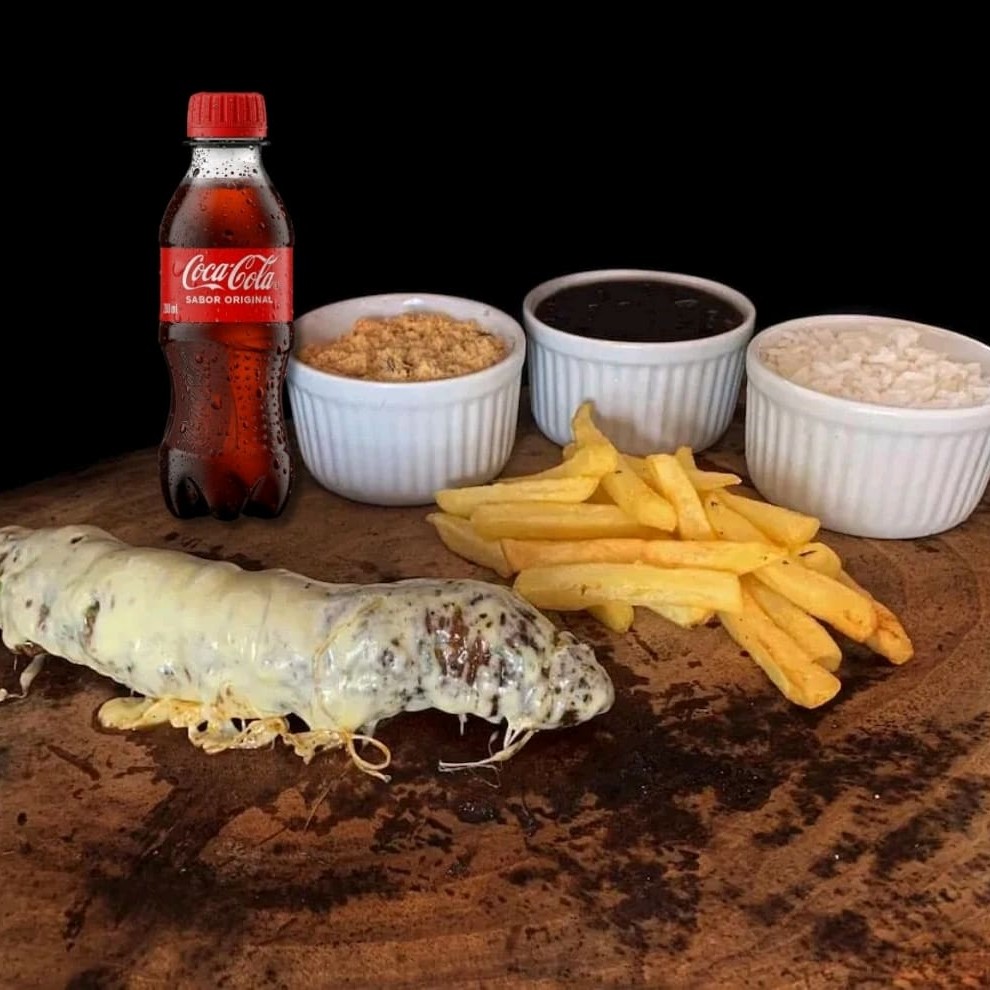 Nosso prato executivo serve 1 pessoa. Acompanha arroz branco, delicioso feijão, farofa de alho e cebola, nossa crocante batata frita palito e 1 espeto.