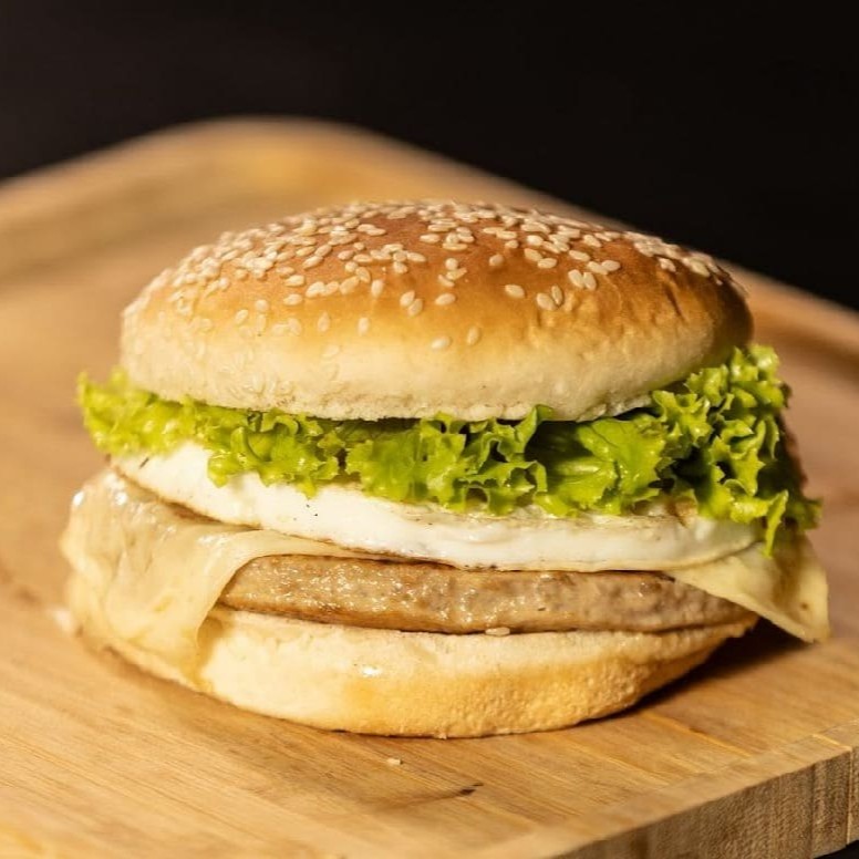 Pão, carne (56g), queijo, ovo e alface