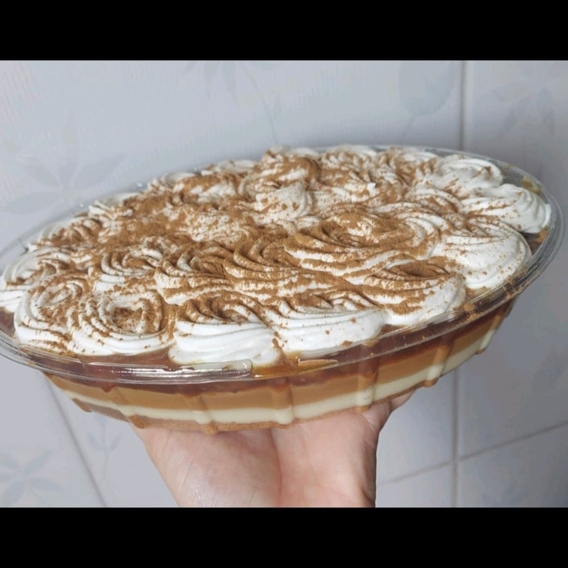 Farofinha de biscoito crocante, Ninho doce de leite banana caramelada e chantilly