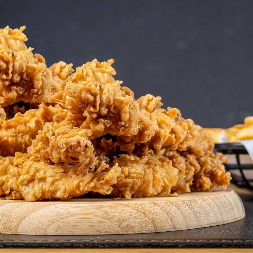 10 filezinhos crispy, crocantes e bem temperados, com uma porção de batata tamanho M, cortada fina, sequinha e deliciosa. Vai com 2 potes de molho Grátis. Mais crocância, mais batata e muito mais sabor.