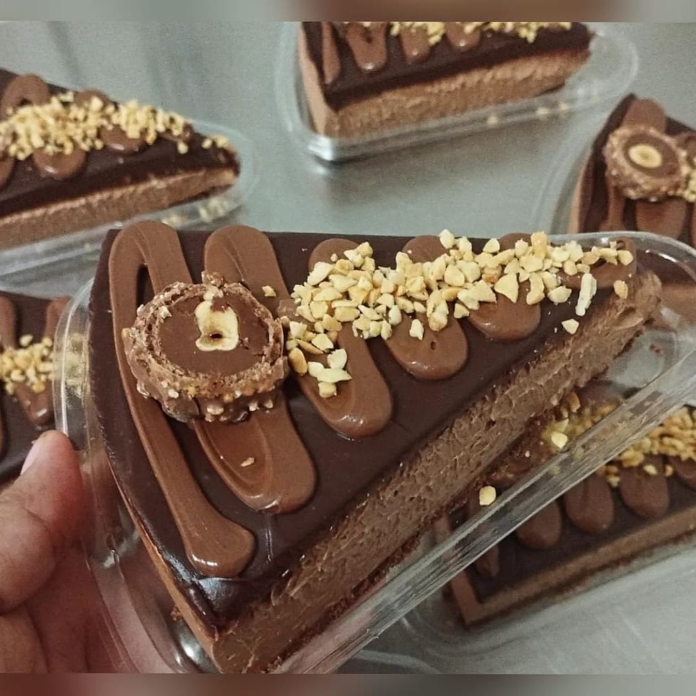 Deliciosa fatia de torta com base de chocolate com um mousse sensacional de Nutella, e cobertura de ganache meio amargo. Pra ama um doce bem chocolatudo.