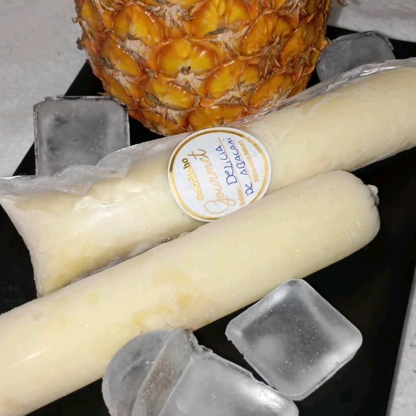 Sacolé Gourmet Delícia de Abacaxi  Um verdadeiro espetáculo tropical!  Nosso sacolé é feito com creme leve e saboroso, recheado com pedacinhos de abacaxi caramelizados, que trazem um contraste perfeito entre o frescor da fruta e o toque doce do caramelo. Cada mordida é uma explosão de sabor, refrescante, cremoso e irresistivelmente gourmet.