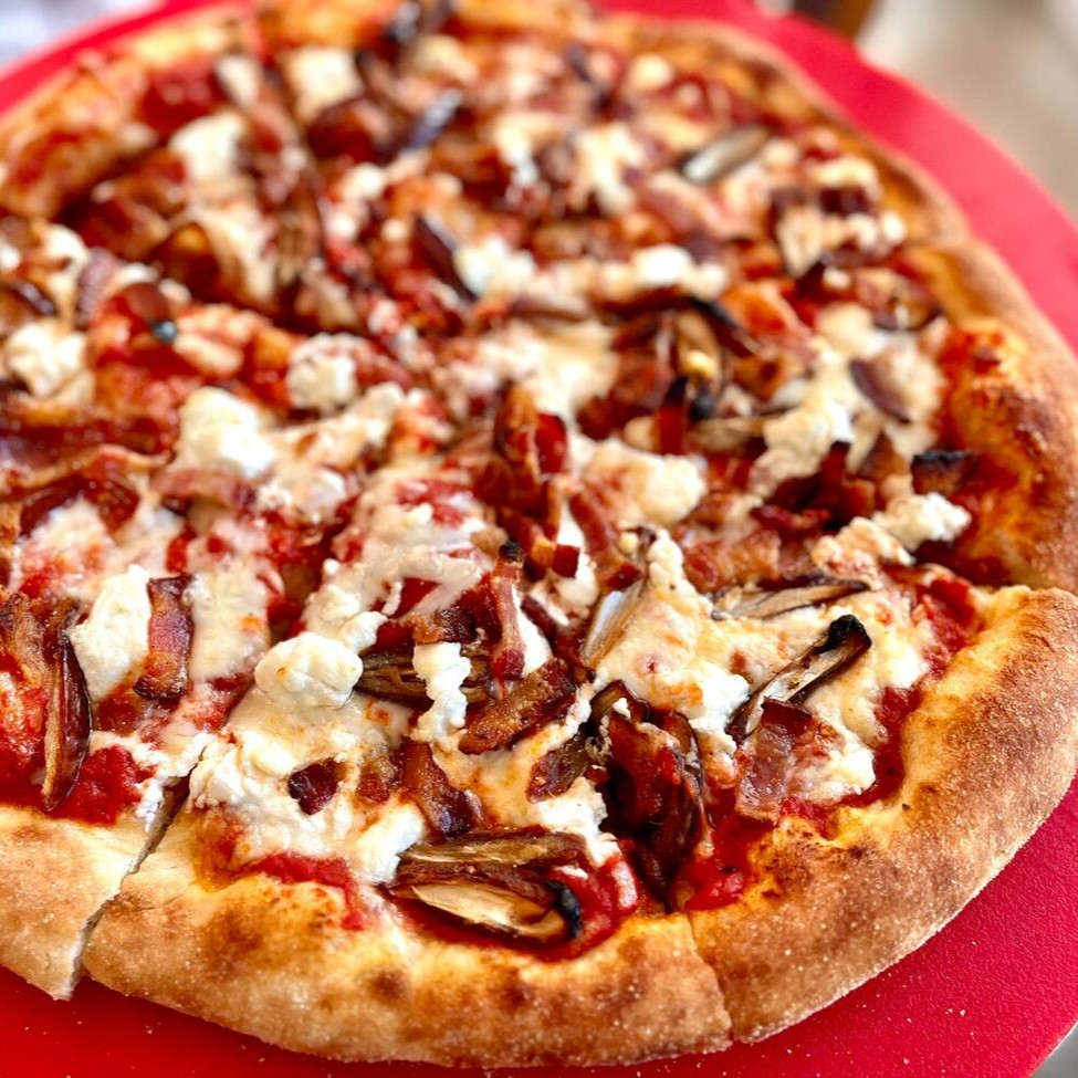 Massa grossa, coberta com molho de tomates frescos, generosa mussarela, finas fatias de cebola e uma irresistível farofa de bacon crocante. Uma explosão de sabor e textura!