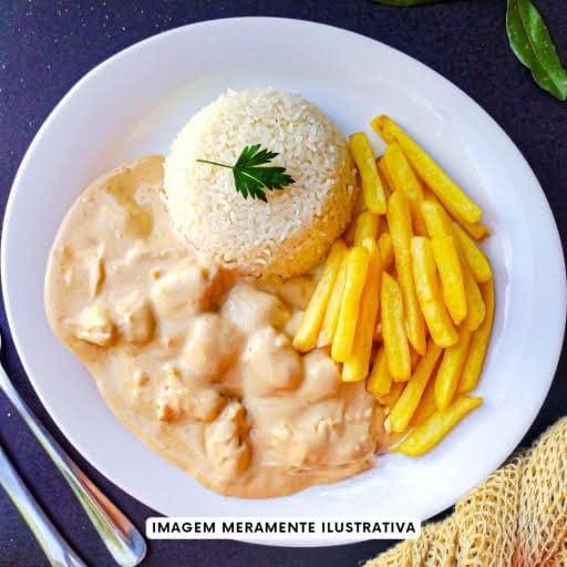 Delicie-se com nosso Strogonoff com Batata Frita, uma especialidade para aqueles que amam frango. Este prato é composto por um arroz branco perfeitamente cozido, que acompanha um strogonoff de frango incrivelmente cremoso e saboroso. Para completar, uma porção generosa de batatas fritas crocantes, douradas e irresistíveis. Um prato completo, repleto de sabor e texturas que vão encantar o seu paladar.