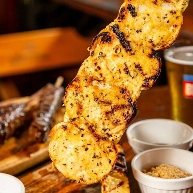 Espeto de pão de alho (01 unidade)  - acompanha farofa de bacon  e molho barbecue.