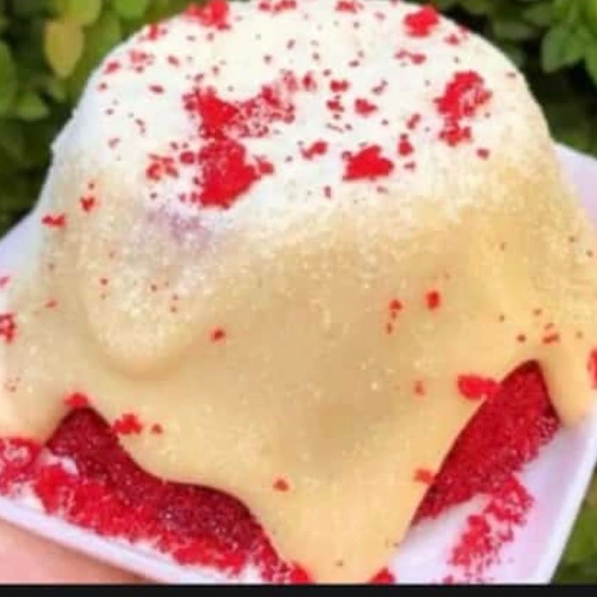 Massa: Red velvet Recheio: brigadeiro de leite Ninho