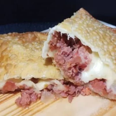 Pastel crocante recheado com cabresa picante e cremoso Catupiry, uma combinação irresistível de sabores para seu paladar.