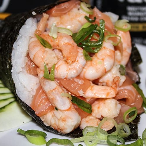 Cone de alga, arroz, salmão, camarão, mix de cebolinha e alho poró.