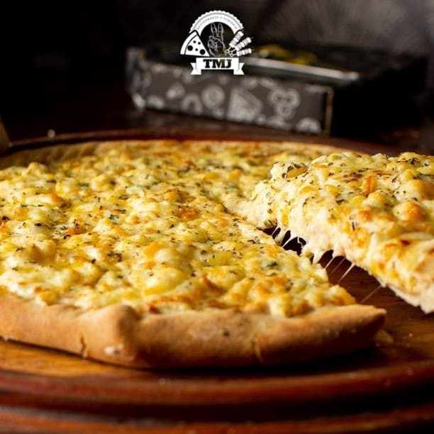 Molho de tomate, mussarela, gorgonzola, Catupiry e parmesão.