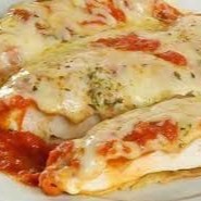 Arroz ou macarrão feijão preto farofa batata frita ou purê de batata  pote salada parmegiana de frango