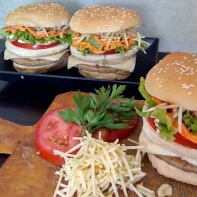 Pão, carne, queijo, tomate, cebola roxa, alface americana,cheddar cremoso,batata palha e molho especial da casa. Bebida: 3 guaravitas