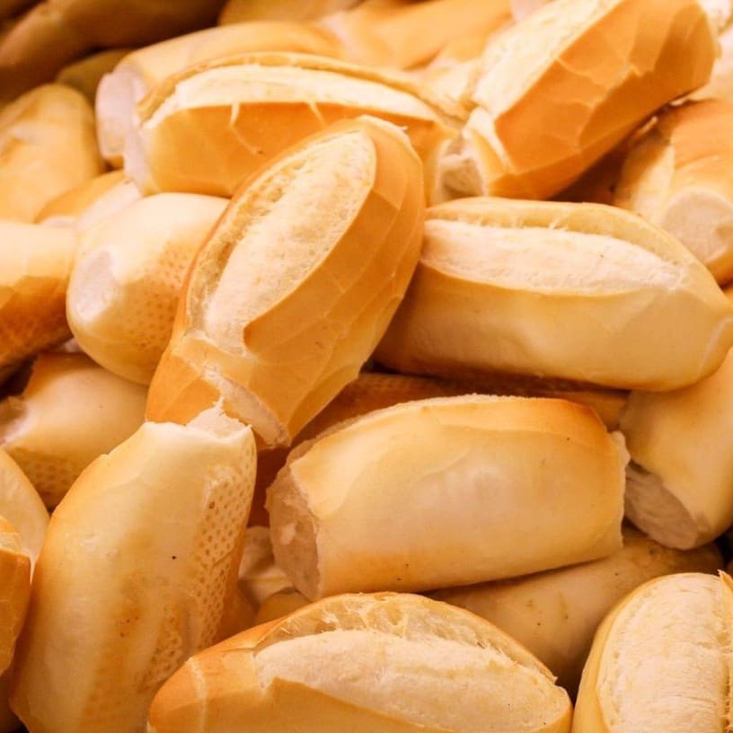 Delicie-se com nosso irresistível Pão Francês, um dos itens mais desejados da nossa Panetteria. Este clássico da panificação, conhecido pela sua crosta crocante e miolo macio, é preparado diariamente com dedicação e ingredientes de alta qualidade. Acompanha perfeitamente suas refeições, tornando-as ainda mais especiais. Não perca a chance de experimentar essa delícia autêntica e muito amada pelos nossos clientes!