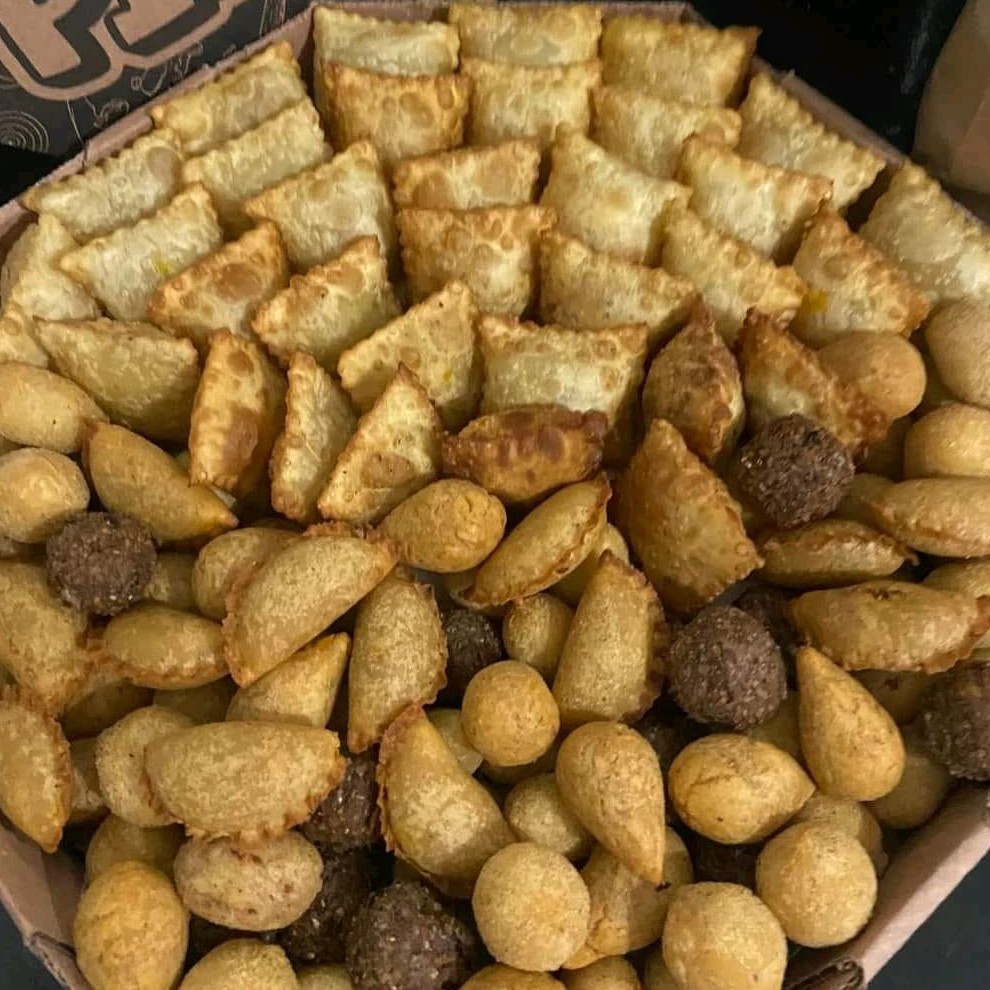 25 pastéis + 50 salgadinhos sortidos