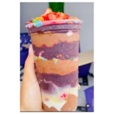 Delicioso Creme De Avelã, Leite Em Pó, Morangos Frescos Picados, Confete, Açaí/Sorvete De Sua Escolha.