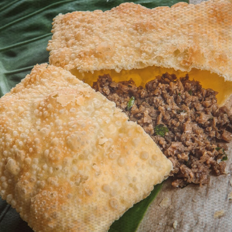 Deliciosa massa crocante recheado de nossa carne moída suculenta Tamanho 20 x 9,5 Cm