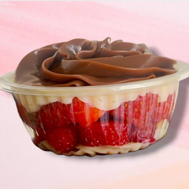 Uma verdadeira explosão de sabores aguarda por você em nosso 'Bombom de Pote - Morango', uma opção equilibrada que harmoniza de maneira perfeita o frescor dos morangos com a cremosidade do brigadeiro de Ninho. Iniciamos com uma camada generosa de morangos frescos, seguida por um brigadeiro cremoso de Ninho e finalizamos com uma sedutora camada de brigadeiro de cacau 50%. Para melhor experiência, recomendamos que seja consumido bem gelado. Não perca a oportunidade de experimentar essa delícia incrível que faz parte da nossa categoria 'Os melhores com até 30% Off'. Ideal para os apaixonados por doces no pote, brigadeiro e a clássica combinação de morango com chocolate. Nossa entrega é rápida e gratuita em Niterói. Aproveite!        ______Tags______________ Bolo, Brownie, copo da felicidade, bolo no pote, coca cola, chocolate, cookie, Nutella, Ninho, ferreiro rocher, Brownie no pote, morango, chocolate, brigadeiro, torta cookie, doces, chocolate, confeitaria, engenhoca , fonseca, niterói.