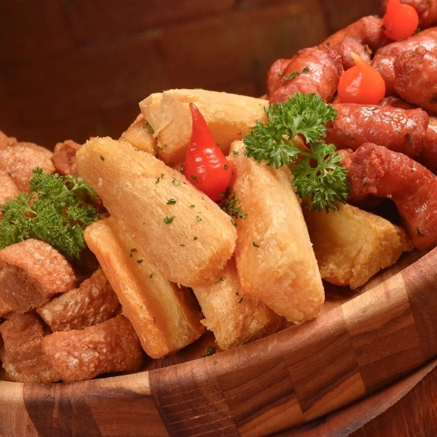 A combinação perfeita de Minas. Torresmo, mandioca e linguiça artesanal.