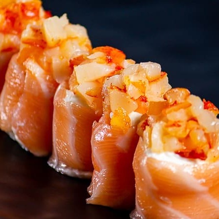 Enrolado de salmão com arroz, cream cheese finalizado com tartar de haddock e cebolinha.