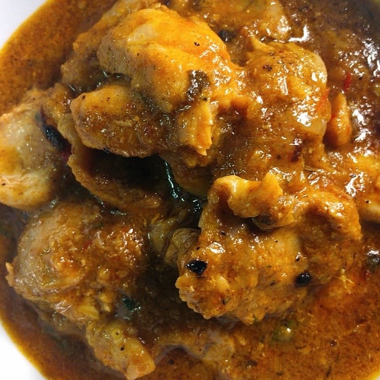Vindaloo é um prato original de goa. chicken vindaloo é feito de cubos de frango temperados com várias especiarias, cozido lentamente em fogo médio. esta versão usa uma mistura complexa de especiarias aromáticas como cravo, canela, cardamomo, pimentas, vinagre e alho. agradecemos aos portugueses por apresentar-nos esta bela receita.