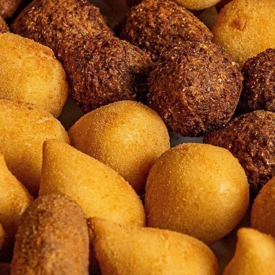 Salgadinhos fritos, com recheios diversos e deliciosamente crocantes.