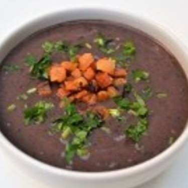 Delicioso caldo de feijão com bacon e alho